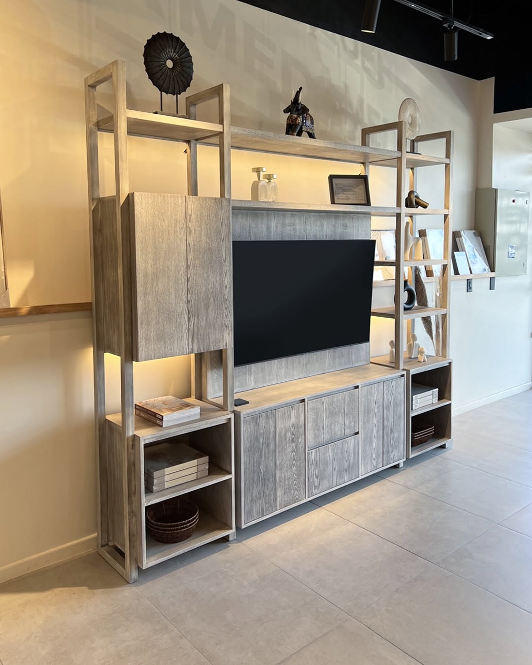 Modular TV Las Pircas combina diseño contemporáneo y funcionalidad, destaca por su estética cálida y elegante que se integra perfectamente en ambientes modernos y sofisticados.✨ Su diseño estructural incluye estanterías abiertas con iluminación integrada, ideales para exhibir objetos decorativos. Fabricado totalmente a medida.
_______________
Alto: 230 cm
Largo: 260 cm
Profundidad: 35 cm
Materialidad: Madera nativa de lenga + tablero encina
Terminación: Albayalde
Iluminación: Led, encendido inalámbrico
.
.
.
.
.
.
.
#muebles #mueblesdediseño #modulartv #decoracion #diseñointeriores