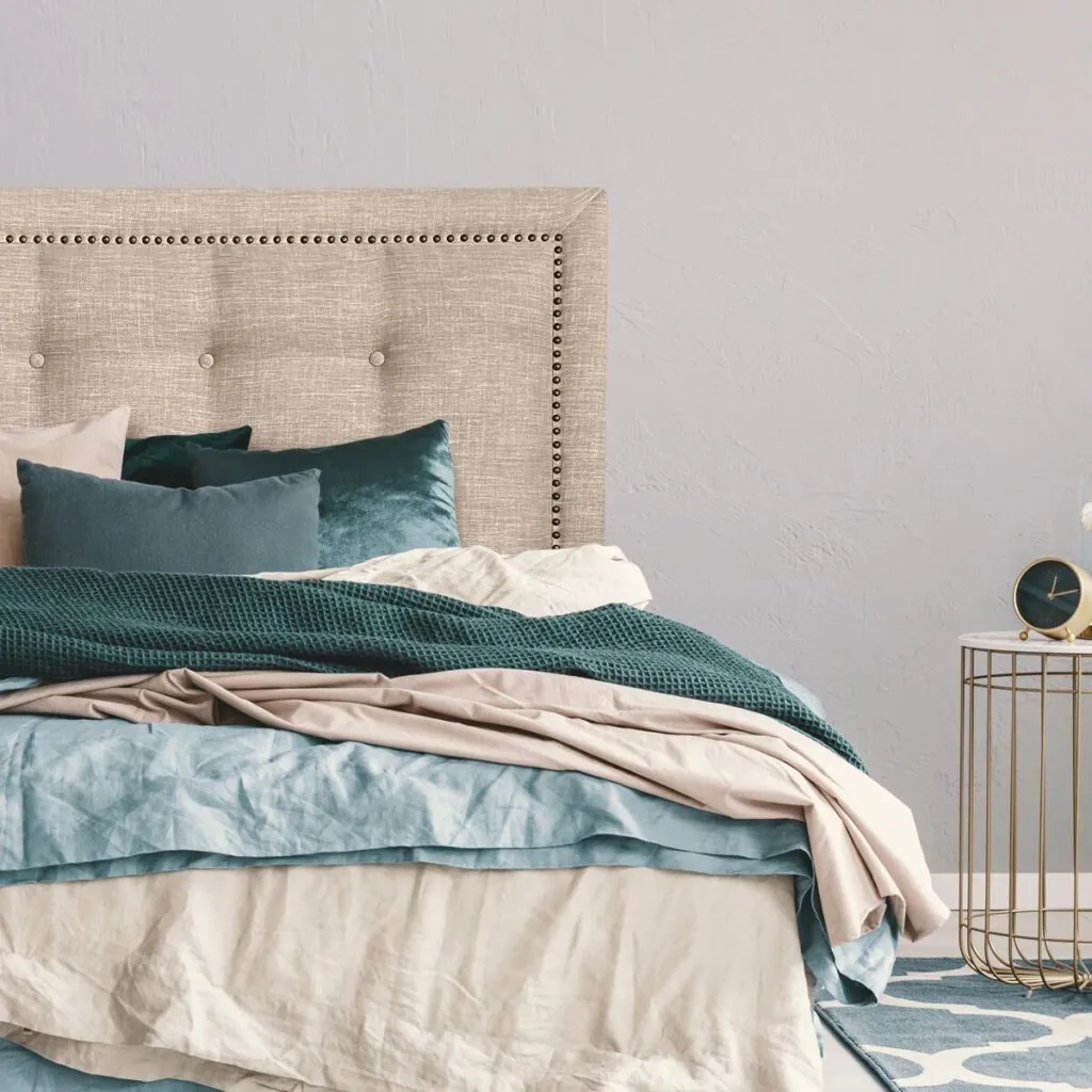 Respaldo de Cama Botoné Frame Tachas tapizado en lino color beige de Espacio Hogar.