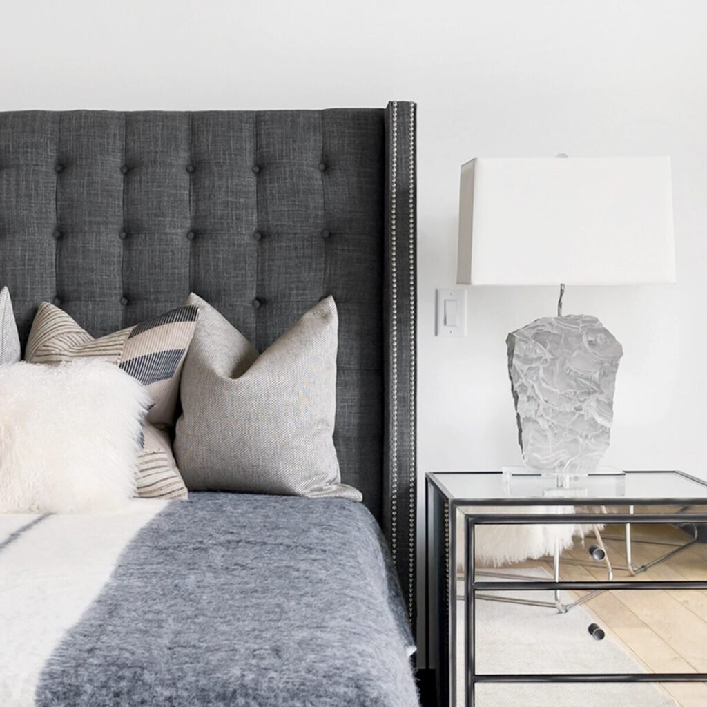 Cama Botoné Wing Recta Tachas Lino Grafito